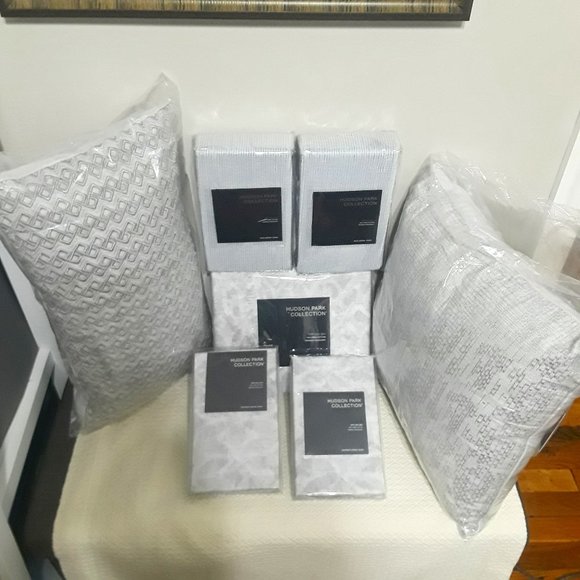 Hudson Park Diffused Geo Queen Bedding Set - 7 items. - Picture 3 of 12